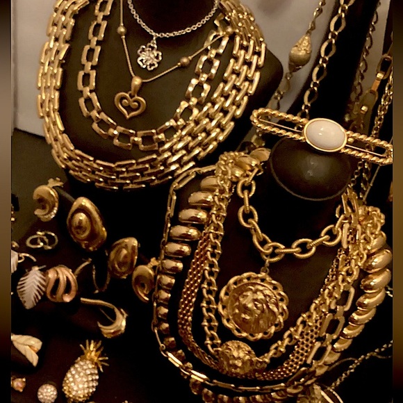 4 LBs vintage Costume Jewelry Lot~ Signed & Unsigned~ Mostly Wearable or Repair - Picture 1 of 6
